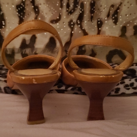 Two Liz Claiborne heels - Picture 7 of 16